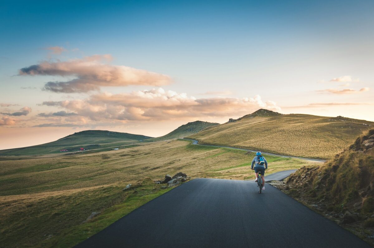 un cycliste à la montagne